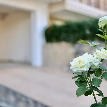 μικρό της αγγελικής με αυλή και Parking Сasa de vacaciones Kalamata