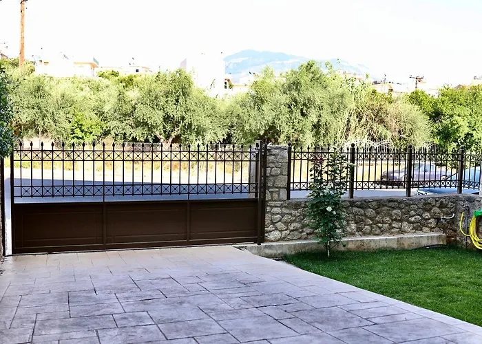 μικρό της αγγελικής με αυλή και Parking Kalamata