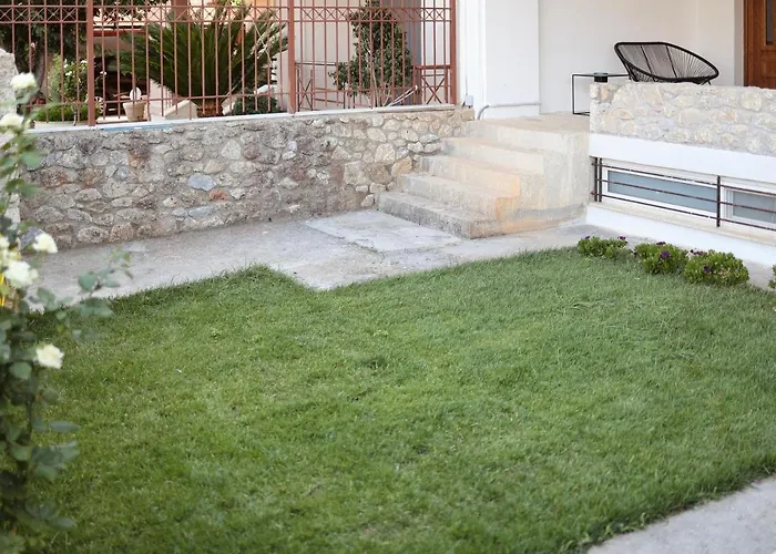 μικρό της αγγελικής με αυλή και Parking Kalamata