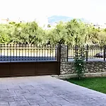 μικρό της αγγελικής με αυλή και Parking كالاماتا