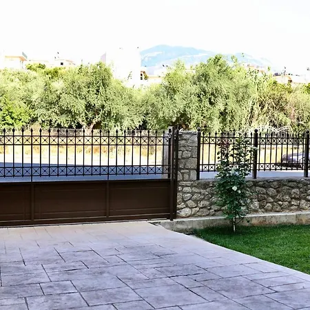 μικρό της αγγελικής με αυλή και Parking Kalamata